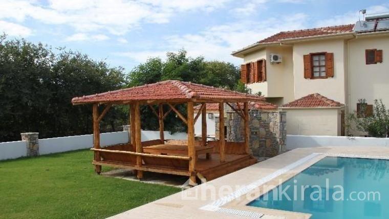 İzmir Çeşme'de lüks  havuzlu haftalık  kiralık villa     