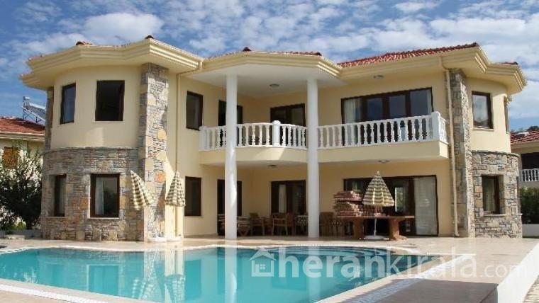 İzmir Çeşme'de lüks  havuzlu kiralık villa    