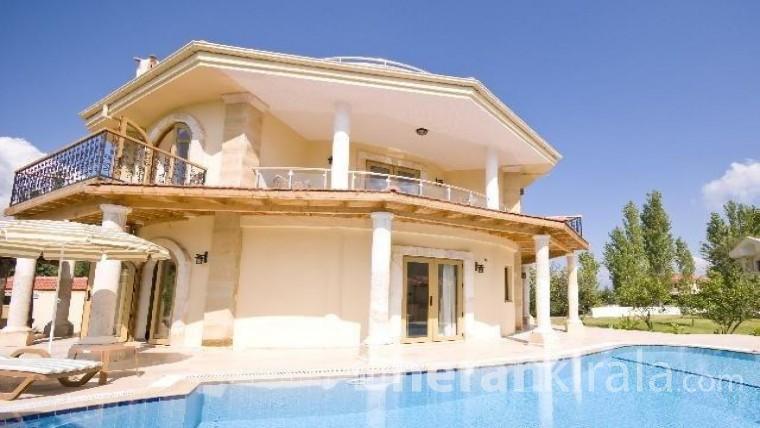 İzmir Çeşme'de lüks  havuzlu kiralık villa    