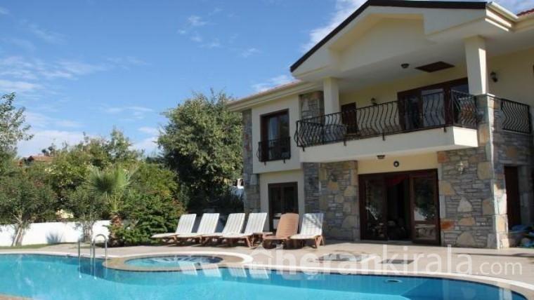 İzmir Çeşme'de lüks  havuzlu kiralık villa   