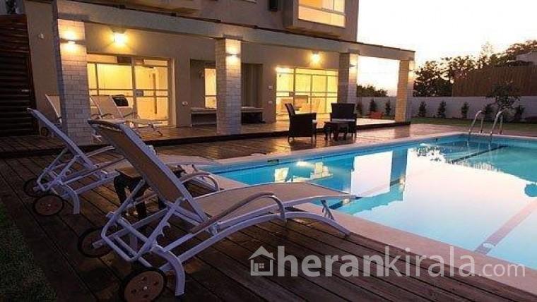 İzmir Çeşme'de lüks  havuzlu haftalık  kiralık villa    